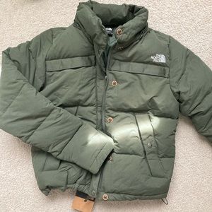 North face womens puffer in XS thyme green down jacket brand new with tags!!